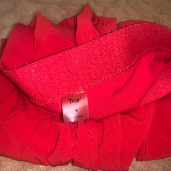 Red aritzia TNA tennis skirt - Picture 1 of 3
